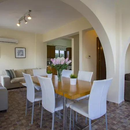 빌라 Imagine Your Family Renting This Contemporary Style Villa, Protaras Villa 1466